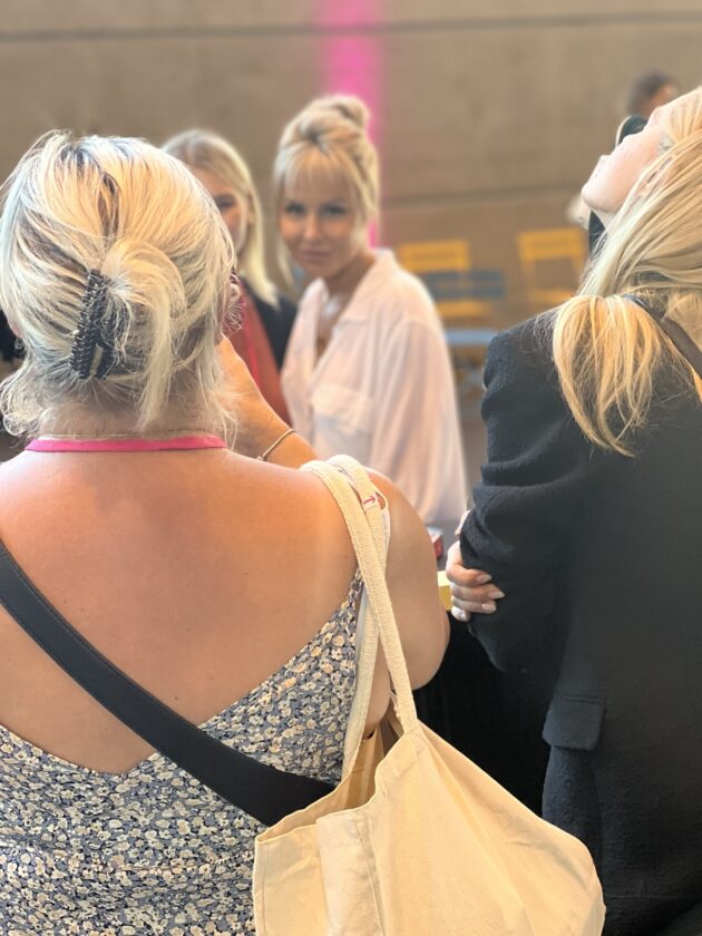 Blanka LIpinska en train d'être prise en photo par des lectrices au Festival New Romance 2021